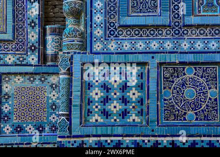 Gekachelte Fassaden entlang der Avenue of Mausoleums, Shah-i Zinda Nekropolis, Samarkand, Usbekistan, Zentralasien Stockfoto