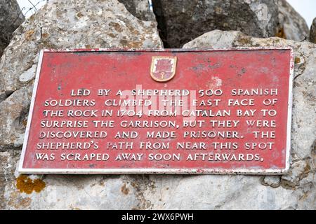 Eine Gedenktafel, die die Geschichte erzählt, als 1704 ein Hirte 500 spanische Soldaten aus der katalanischen Bucht führte, um die britische Garnison in Gibraltar zu überraschen. Stockfoto