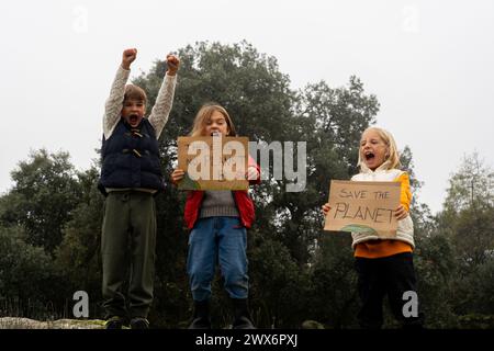 Kinder in der Natur protestieren gegen Klimawandel und globale Erwärmung Stockfoto