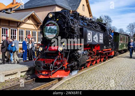 Wernigerode, Deutschland 27. März 2024: Sonderfahrt der Harzer Schmalspurbahn zum Jahrestag der Betriebsaufnahme am 27.03.1899. Im Bild: 99 222 mit dem Sonderzug im Bahnhof drei-Annen-Hohne. Sachsen-Anhalt *** Wernigerode, Deutschland 27 März 2024 Sonderfahrt der Harzer Schmalspurbahn zum Jahrestag der Betriebsaufnahme am 27 03 1899 im Bild 99 222 mit dem Sonderzug am Bahnhof drei Annen Hohne Sachsen-Anhalt Copyright: XFotostandx/xReissx Stockfoto