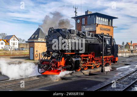 Wernigerode, Deutschland 27. März 2024: Sonderfahrt der Harzer Schmalspurbahn zum Jahrestag der Betriebsaufnahme am 27.03.1899. Im Bild: Neubaudampflok 99 7232-4 in der Einsatzstelle Wernigerode. Sachsen-Anhalt *** Wernigerode, Deutschland 27 März 2024 Sonderfahrt der Harzer Schmalspurbahn zum Jahrestag der Betriebsaufnahme am 27 03 1899 im Bild neue Dampflok 99 7232 4 am Bahnhof Wernigerode Sachsen-Anhalt Copyright: XFotostandx/xReissx Stockfoto