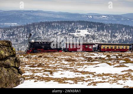 Wernigerode, Deutschland 27. März 2024: Sonderfahrt der Harzer Schmalspurbahn zum Jahrestag der Betriebsaufnahme am 27.03.1899. Im Bild: Ein Planzug der HSB in der Brockenspirale mit Schnee Sachsen-Anhalt *** Wernigerode, Deutschland 27 März 2024 Sonderfahrt der Harzer Schmalspurbahn zum Jahrestag der Betriebsaufnahme am 27 03 1899 im Bild Ein Flachzug der HSB in der Brockenspirale mit Schnee Sachsen Anhalt Copyright: xFotostandx/xReissx Stockfoto