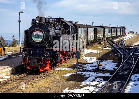 Wernigerode, Deutschland 27. März 2024: Sonderfahrt der Harzer Schmalspurbahn zum Jahrestag der Betriebsaufnahme am 27.03.1899. Im Bild: 99 6001 am Zugschluss abfahrbereit mit dem Sonderzug im Brockenbahnhof. Sachsen-Anhalt *** Wernigerode, Deutschland 27 März 2024 Sonderfahrt der Harzer Schmalspurbahn zum Jahrestag der Betriebsaufnahme am 27 03 1899 im Bild 99 6001 am Ende des Zuges abfahrbereit mit dem Sonderzug am Bahnhof Brocken in Sachsen-Anhalt Copyright: xFotostandx/xReissx Stockfoto