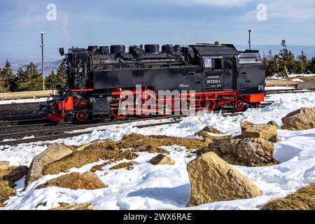 Wernigerode, Deutschland 27. März 2024: Sonderfahrt der Harzer Schmalspurbahn zum Jahrestag der Betriebsaufnahme am 27.03.1899. Im Bild: 99 7232-4 im Brocken Bahnhof bei Schnee Sachsen-Anhalt *** Wernigerode, Deutschland 27 März 2024 Sonderfahrt der Harzer Schmalspurbahn zum Jahrestag der Betriebsaufnahme am 27 03 1899 im Bild 99 7232 4 am Bahnhof Brocken in Schnee Sachsen Anhalt Copyright: XFotostandx/xReissx Stockfoto