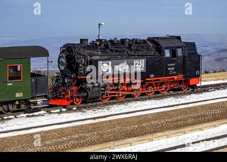 Wernigerode, Deutschland 27. März 2024: Sonderfahrt der Harzer Schmalspurbahn zum Jahrestag der Betriebsaufnahme am 27.03.1899. Im Bild: 99 222 steht abfahrbereit mit dem Sonderzug im Brockenbahnhof Sachsen-Anhalt *** Wernigerode, Deutschland 27 März 2024 Sonderfahrt der Harzer Schmalspurbahn zum Jahrestag der Betriebsaufnahme am 27 03 1899 im Bild 99 222 ist bereit mit dem Sonderzug am Bahnhof Brocken in Sachsen-Anhalt zu starten Copyright: xFotostandx/xReissx Stockfoto