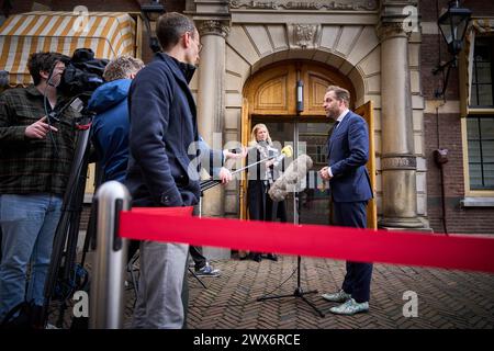 DEN HAAG: Hugo de Jonge, scheidender Minister für Wohnungswesen und Raumordnung, trifft zur wöchentlichen Kabinettssitzung im Binnenhof ein. ANP PHIL NIJHUIS niederlande raus - belgien raus Stockfoto