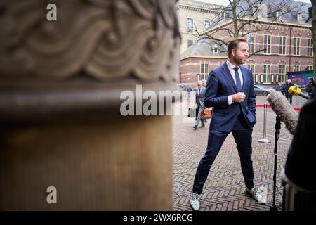 DEN HAAG: Hugo de Jonge, scheidender Minister für Wohnungswesen und Raumordnung, trifft zur wöchentlichen Kabinettssitzung im Binnenhof ein. ANP PHIL NIJHUIS niederlande raus - belgien raus Stockfoto