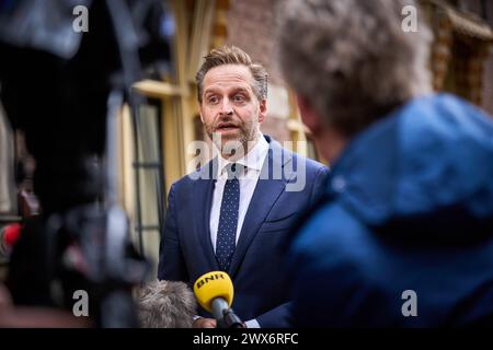 DEN HAAG: Hugo de Jonge, scheidender Minister für Wohnungswesen und Raumordnung, trifft zur wöchentlichen Kabinettssitzung im Binnenhof ein. ANP PHIL NIJHUIS niederlande raus - belgien raus Stockfoto