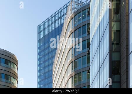 Blick auf die verglasten Fassaden von Gebäuden in Spinningfields, Manchester Stockfoto