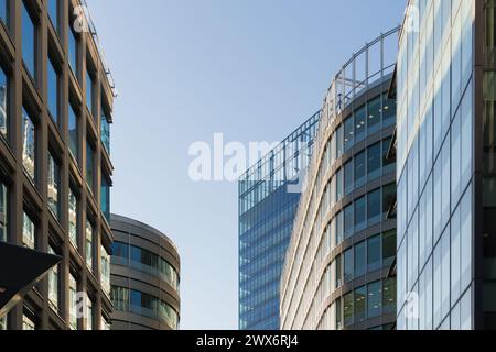 Blick auf die verglasten Fassaden von Gebäuden in Spinningfields, Manchester Stockfoto