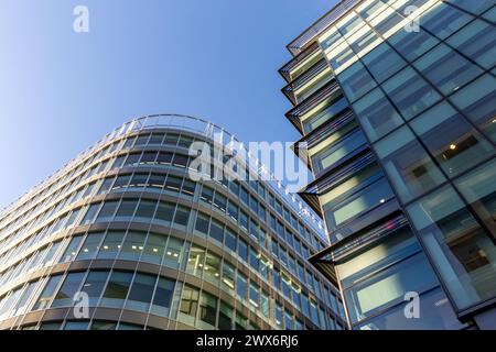 Blick auf die verglasten Fassaden von Gebäuden in Spinningfields, Manchester Stockfoto