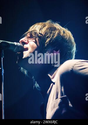 11. Oktober 2002 – das letzte Mal, als Oasis ihre eigene Show in Sydney spielte, im Enmore Theatre in Newtown, Sydney. Liam Gallagher spielt. Stockfoto