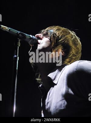 11. Oktober 2002 – das letzte Mal, als Oasis ihre eigene Show in Sydney spielte, im Enmore Theatre in Newtown, Sydney. Liam Gallagher spielt. Stockfoto