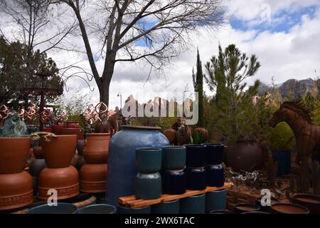 Sedona, AZ USA 2.3.2024. Son Silver West Galleries. Wunderschöne Vintage-Schilder, Kodak, Bob’s Big Boy-Schild, Windspinner, mexikanische Rasenschmuck, Chili Stockfoto