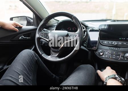 Der Mann sitzt in Einem Auto und ruht sich aus. Mieten Sie Ein Auto. Probefahrt Stockfoto