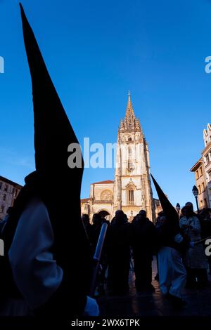 Karwochenprozession in Oviedo, Bruderschaft der Studenten, Asturien. Spanien. Stockfoto