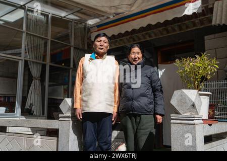 (240328) -- LHASA, 28. März 2024 (Xinhua) -- Phutsering posiert für ein Foto mit seiner Frau Nyima Tsangmo zu Hause in Lhasa, südwestchinesischer Autonomen Region Xizang, 23. März 2024. Phutsering wurde 1944 in Bainang County der Stadt Xigaze geboren und wuchs in einer ehemaligen Serfenfamilie auf. Eine bescheidene Hütte in der Nähe des Herrenhauses, wo seine Mutter als Leibeigene arbeitete, diente als Heim seiner Kindheit. Währenddessen kämpfte sein Vater, der in einem separaten Herrenhaus beschäftigt war, mit Landwirtschaft und Handwerk während der mageren Monate um die Runden zu kommen, und erzielte kaum ein ausreichendes Einkommen, um die Miete und Steuern für ihre Wohnungen und Felder zu decken. Stockfoto