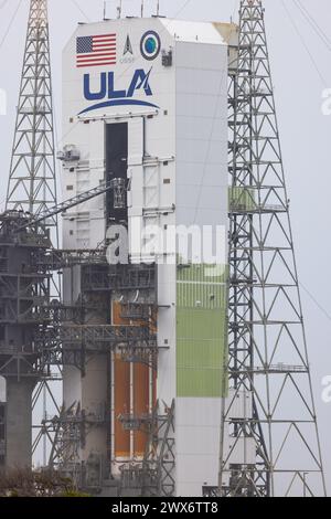 Cape Canaveral, USA. März 2024. ULA Delta IV Heavy NROL-70 für das U.S. National Reconnaissance Office ist noch immer vom VIF geschützt, da das Wetter am Horizont während des Startfensters liegt. Der Start ist für 13:40 Uhr EDT am Donnerstag, den 28. März 2024, geplant, mit einem vierstündigen Zeitfenster, aber nur 30 % gehen aufgrund von Wetterproblemen zur Markteinführung. SLC-37 Cape Canaveral, Brevard County, Florida, USA. (Foto: Scott Schilke/SIPA USA) Credit: SIPA USA/Alamy Live News Stockfoto