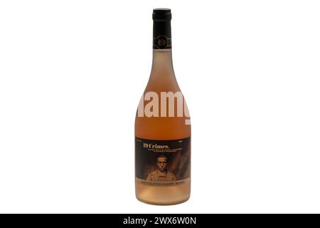 Flasche von 19 Verbrechen Revolutionary Rose Wein 2021 isoliert auf weißem Hintergrund - Produkt von Spanien Spanisch Stockfoto