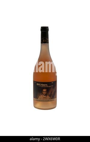 Flasche von 19 Verbrechen Revolutionary Rose Wein 2021 isoliert auf weißem Hintergrund - Produkt von Spanien Spanisch Stockfoto