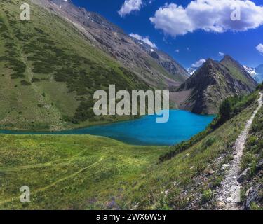 Panoramalandschaft mit blauem See in den Bergen im Sommer. Koksai Ainakol See im Tien Shan Gebirge in Asien in Kasachstan Stockfoto