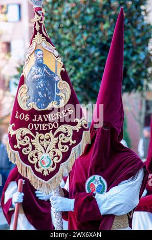 Karwochenprozession in Oviedo, Bruderschaft der Studenten, Asturien. Spanien. Stockfoto