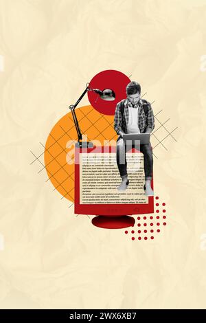 Composite Artwork Skizze Foto Collage von jungen Jungen Studenten sitzen neben Bürolampe auf einem riesigen Retro Vintage roten Computermonitor mit Text Stockfoto