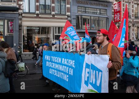 FNV auf dem Marsch beim Internationalen Tag gegen Rassismus und Diskriminierung vom 21. März in Amsterdam, Niederlande, 23-3-2024 Stockfoto