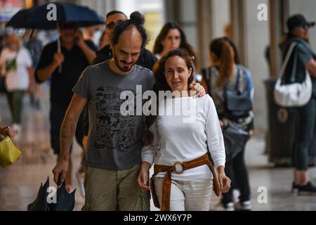 Italienisches Paar in der Via Ugo Bassi, Bologna, Italien. Stockfoto