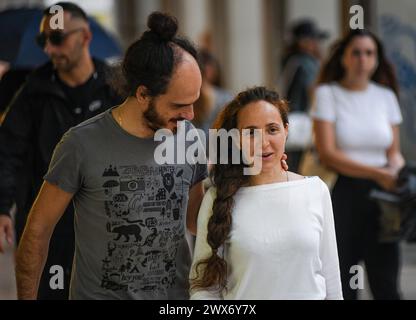 Italienisches Paar in der Via Ugo Bassi, Bologna, Italien. Stockfoto