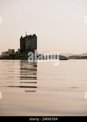 Castle Stalker Tower House oder Keep in Argyll, Schottland, Großbritannien. Es liegt auf einer Gezeiteninsel am Loch Laich, einem Einlass vor Loch Linnhe. Schottische Landschaft Stockfoto