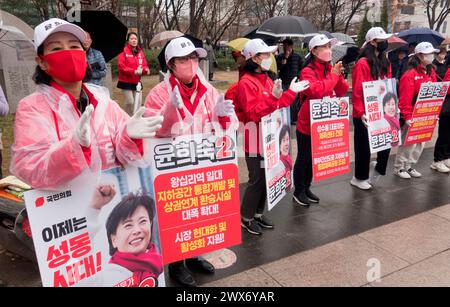 Parlamentswahlen in Südkorea, 28. März 2024: Mitglieder der südkoreanischen Regierungspartei People Power Party (PPP) kämpfen in einem Bezirk in Seoul für einen Kandidaten der PPP für die Region bei den Parlamentswahlen vom 10. April. Quelle: Lee Jae-won/AFLO/Alamy Live News Stockfoto