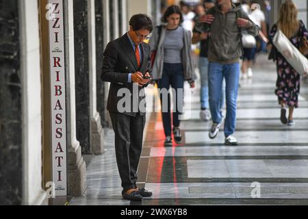 Italienischer Geschäftsmann in der Via Ugo Bassi, Bologna, Italien. Stockfoto