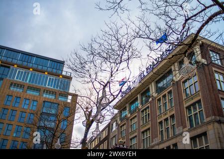 Die Straßen Amsterdams werden mit bezaubernden Gebäuden mit historischer niederländischer Architektur, lebhaften Fassaden und malerischen Kopfsteinpflasterstraßen zum Leben erweckt. Stockfoto