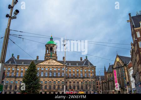 Der Dome Square in Amsterdam verkörpert historischen Charme und architektonische Schönheit mit seinem ikonischen Kuppelgebäude und der lebhaften Atmosphäre im Herzen des Cit Stockfoto