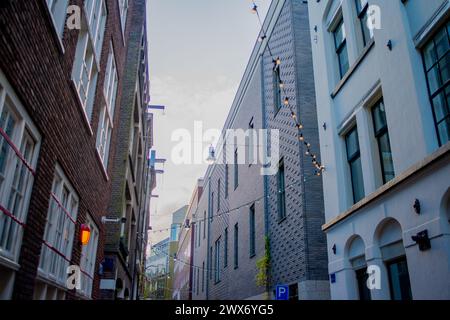 Amsterdams Gebäude und Straßen verbinden malerische Kanäle, historische Architektur und pulsierendes urbanes Leben und schaffen so ein bezauberndes und ikonisches Stadtbild. Stockfoto