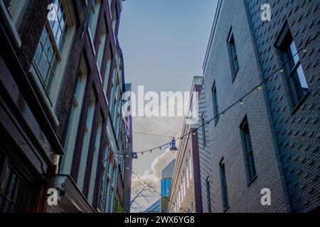 Amsterdams Gebäude und Straßen verbinden malerische Kanäle, historische Architektur und pulsierendes urbanes Leben und schaffen so ein bezauberndes und ikonisches Stadtbild. Stockfoto