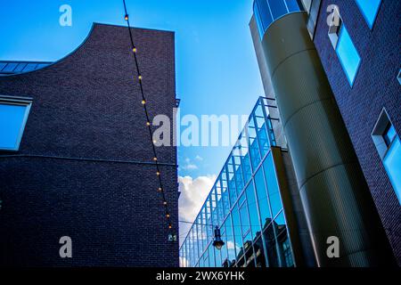 Amsterdams Gebäude und Straßen verbinden malerische Kanäle, historische Architektur und pulsierendes urbanes Leben und schaffen so ein bezauberndes und ikonisches Stadtbild. Stockfoto