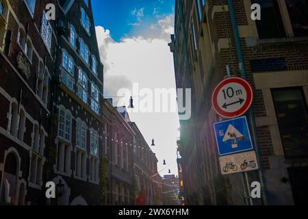 Amsterdams Gebäude und Straßen verbinden malerische Kanäle, historische Architektur und pulsierendes urbanes Leben und schaffen so ein bezauberndes und ikonisches Stadtbild. Stockfoto