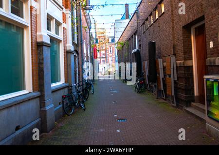 Amsterdams Gebäude und Straßen verbinden malerische Kanäle, historische Architektur und pulsierendes urbanes Leben und schaffen so ein bezauberndes und ikonisches Stadtbild. Stockfoto