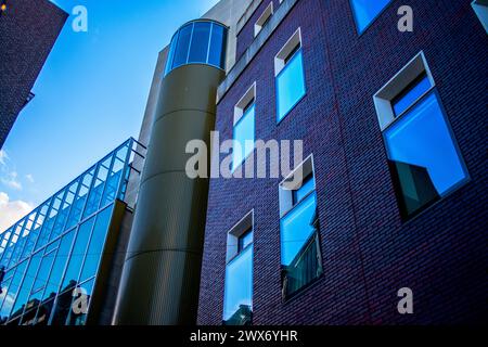 Amsterdams Gebäude und Straßen verbinden malerische Kanäle, historische Architektur und pulsierendes urbanes Leben und schaffen so ein bezauberndes und ikonisches Stadtbild. Stockfoto