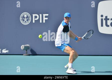 MIAMI GARDENS, FLORIDA - 26. MÄRZ: Jannik Sinner (Italien) gegen Christopher O’Connell (Australien) während des Miami Open Day 2024, präsentiert von Itaú im Hard Rock Stadium am 26. März 2024 in Miami Gardens, Florida. (Foto: JL/SIPA USA) Stockfoto