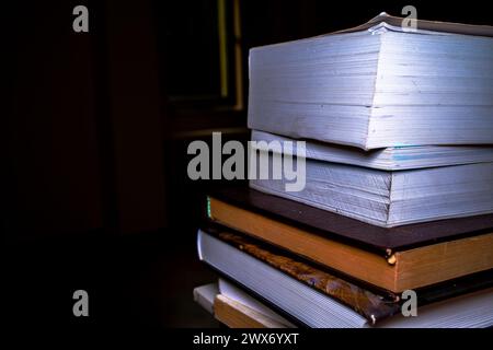 Bücher auf dem Schreibtisch wecken ein intellektuelles Ambiente, fördern die Liebe zur Literatur und schaffen einen organisierten Raum für das Studium. Stockfoto