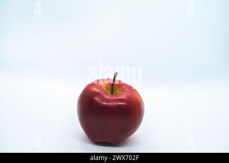 Ein Rotapfelboden bietet eine lebendige, saftige Frucht, isoliert auf einem sauberen weißen Hintergrund, verkörpert Frische und Gesundheit. Stockfoto