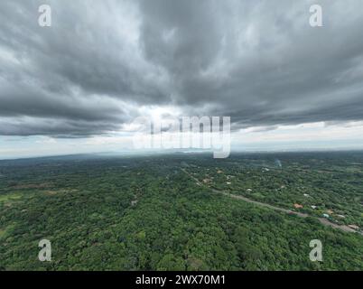 Grüne zentralamerikas Panoramablick-Landschaft unter grauem Himmel mit Vulkan und managua Stadt im Hintergrund Stockfoto