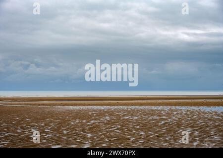 Cumber Sands an einem Herbsttag, Blick auf den Strand und den Ärmelkanal, East Sussex, England Stockfoto