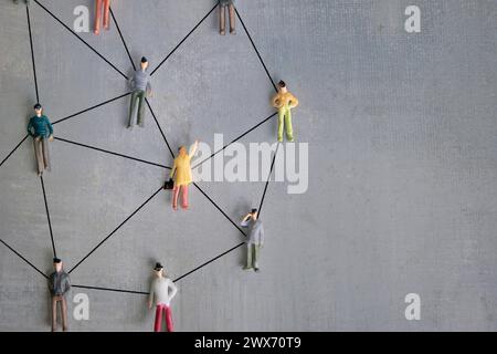 Miniaturmenschen, die mit Pfeilen verbunden sind. Netzwerkkonzept. Kopierbereich für Text. Stockfoto