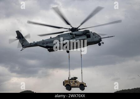 Ein Super-Hallion-Hubschrauber CH-53E des U.S. Marine Corps, der der Marine Heavy Helicopter Squadron (HMH) 466, Marine Aircraft Group 36, zugeordnet ist Stockfoto