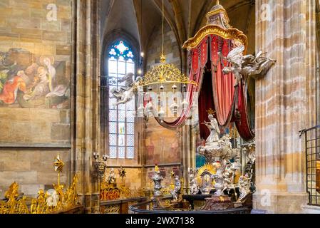 Das kunstvolle Baldachin von St. Das silberne Grab Johannes von Nepomuk mit seinen roten Vorhängen und komplizierten Details befindet sich im großen Inneren der St.-Veit-Kathedrale. Prag, Tschechien Stockfoto
