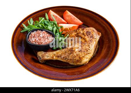 Geflügelgericht: Gebratene Hähnchenschenkel mit Salat. Isoliert auf weißem Hintergrund. Draufsicht. Stockfoto